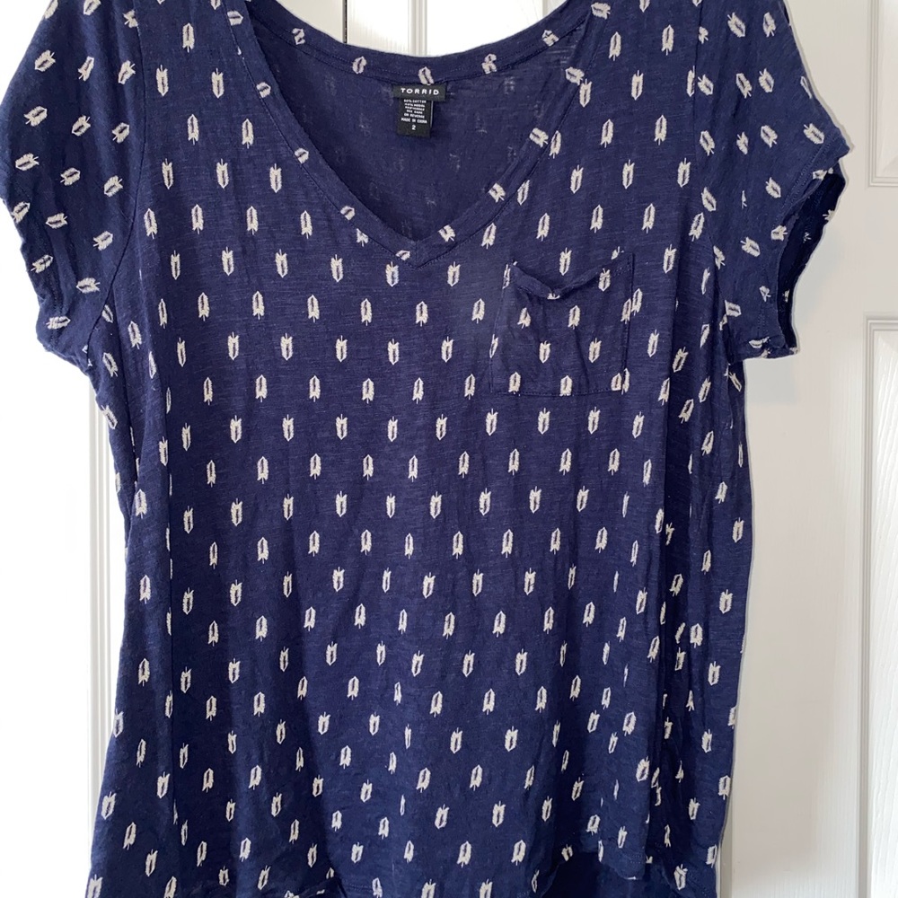 Navy blue and white feathers tee